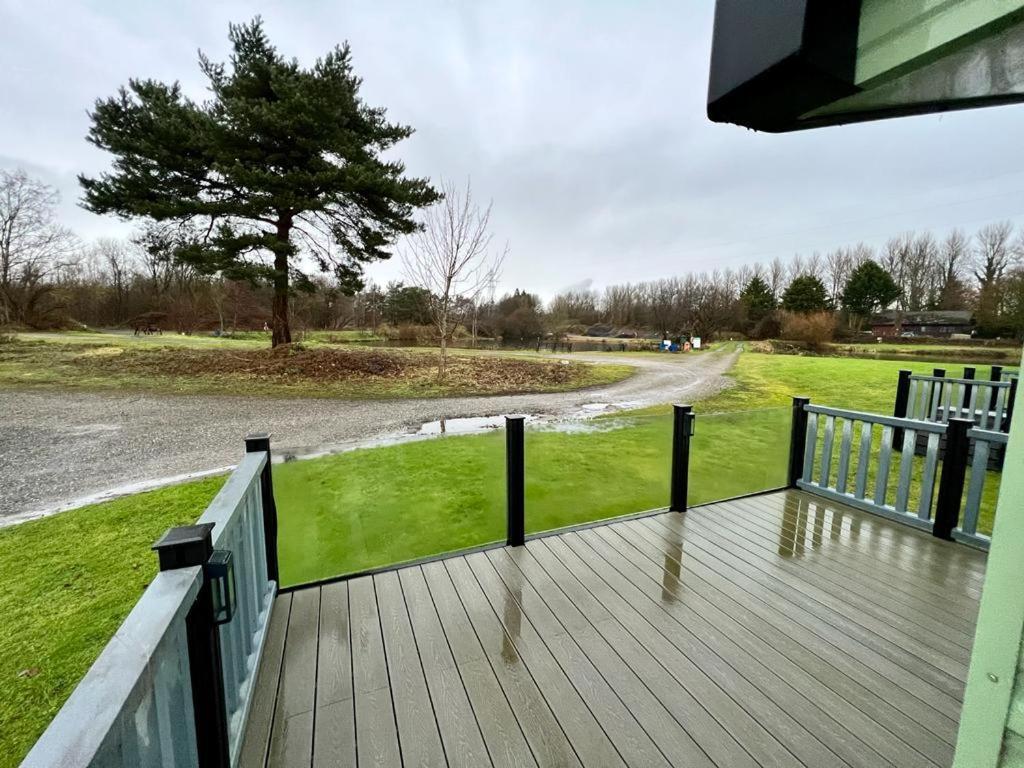 2 Bedroom Lakeview Lodge - Ensuite & Balcony Deck Carnforth Zewnętrze zdjęcie